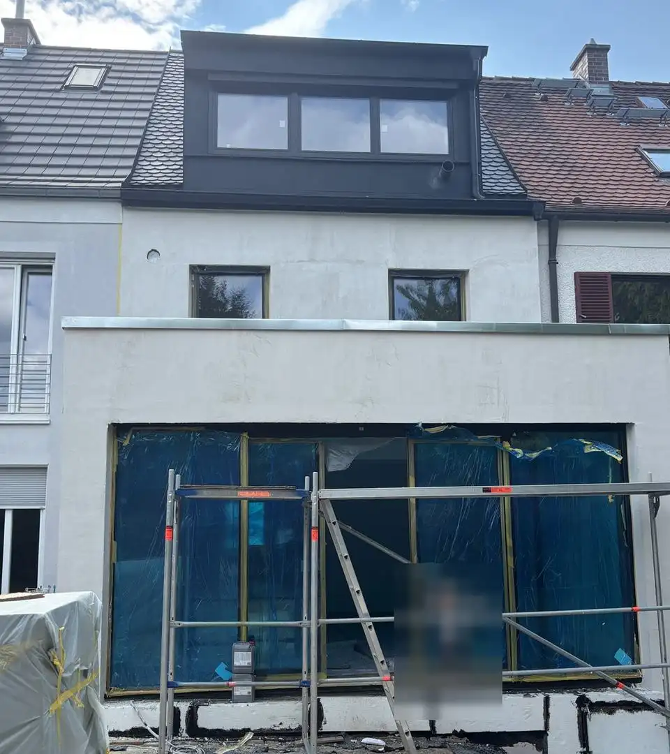 SOLL-Zustand: dasselbe Haus nach der Sanierung mit neuer Gaube und gedämmter Fassade
