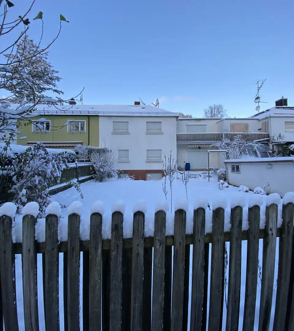 IST-Zustand: Vierspännerhaus von 1936 vor der Sanierung, Gartenseite im Winter